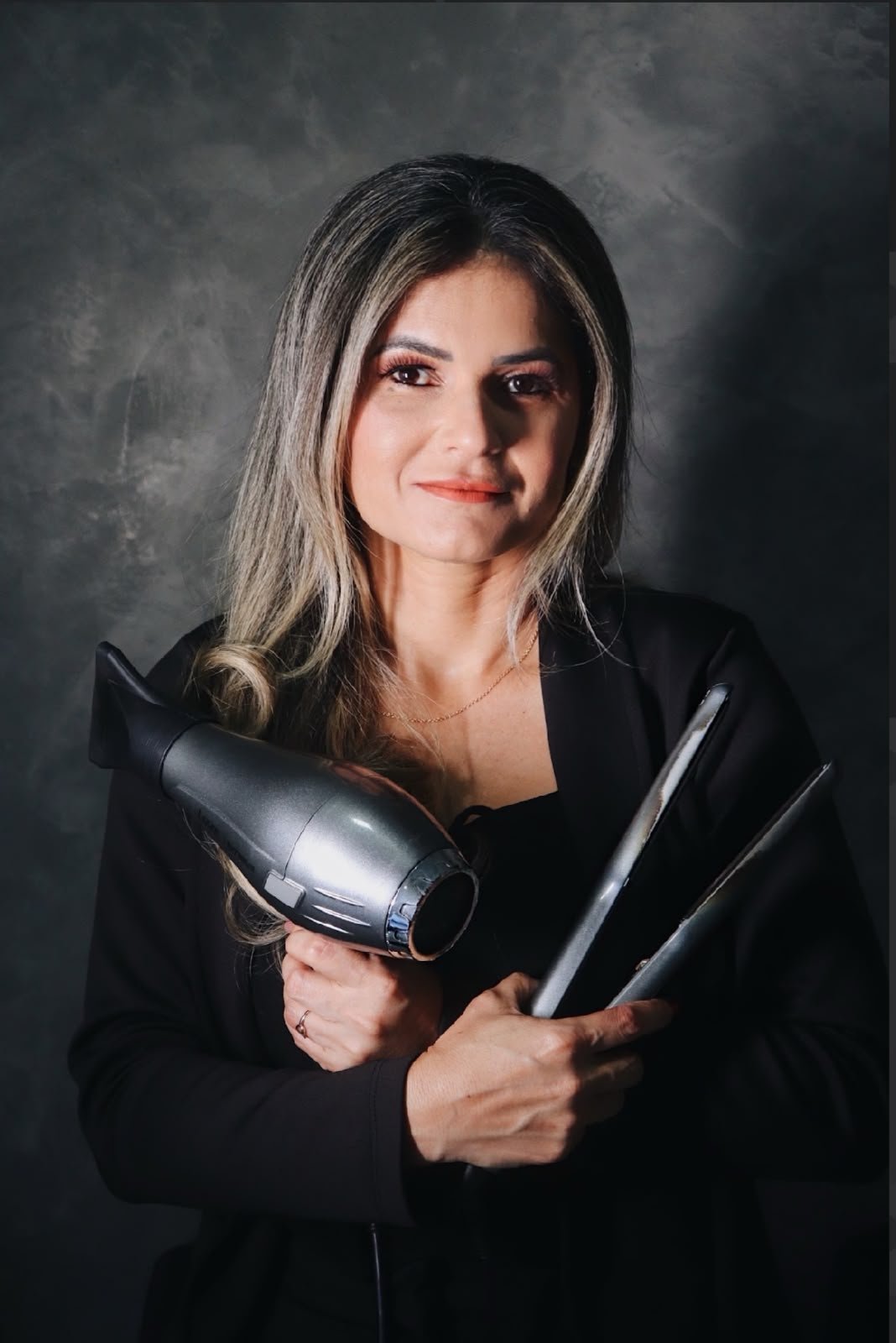 PAULIANE MARIA VIEIRA DA SILVA: BELEZA, DEDICAÇÃO E AUTOESTIMA